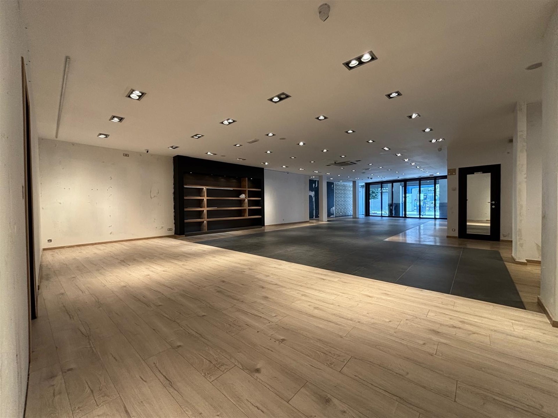 Uitstekend gelegen handelspand 150m², met 137m² opslagruimte en keuken - foto 2