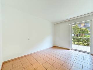 <p><b>Info & bezoeken:</b> nathalie.plasman@weinvest.be | 02 315 77 22</p>
<p>Geleven in een gewilde en gezellige buurt in Sint-Jans-Molenbeek, heeft We Invest het genoegen u dit ruime appartement met 3 slaapkamers voor te stellen.</p>
<p>Het eigendom kent een strategische ligging in de Zaaizaadstraat 35. De wijk biedt een dynamische en groene leefomgeving in de directe nabijheid van het openbaar vervoer (metro, bus), winkels, scholen, sportcentra en tal van parken.</p>
<p>Dit op te frissen appartement bevindt zich op de gelijkvloerse verdieping van een mede-eigendom uit 2000 en beschikt over een bewoonbare oppervlakte van 114 m², als volgt ingedeeld:</p>
<ul>
<li>
<p><b>Leefruimte:</b> Een lichtrijke woonkamer en een uitgeruste keuken die beide toegang bieden tot een gezellig privétuintje aan de voorzijde.</p>
</li>
<li>
<p><b>Slaapgedeelte:</b> Drie mooie, rustig gelegen slaapkamers aan de achterzijde, die allemaal direct toegang hebben tot een groot terras met een vrij uitzicht op de gemeenschappelijke tuinen van de residentie.</p>
</li>
<li>
<p><b>Voorzieningen:</b> Een badkamer, een douchekamer, twee toiletten (waarvan één apart) en een praktische wasplaats.</p>
</li>
</ul>
<p>Het appartement beschikt over een kelder in de ondergrond en is uitgerust met een gepantserde deur voor extra veiligheid. Voor uw comfort is er tevens een binnenstaanplaats beschikbaar tegen een meerprijs van € 25.000.</p>
<blockquote>
<p><b>Technische kenmerken:</b> Individuele verwarming op gas, dubbele beglazing, PBM-toegankelijk (personen met beperkte mobiliteit) en een lift in het gebouw. EPC: E - 241 kWh/m².jaar.</p>
</blockquote>
<p>Dit appartement is een zeldzame kans voor een gezin of een investeerder die op zoek is naar een vastgoedobject dat comfort, rust en bereikbaarheid combineert in een felbegeerde regio.</p>
<p>Mis deze kans niet en bel ons om een bezoek te plannen! Al onze exclusieve panden zijn te vinden op www.weinvest.be.</p>