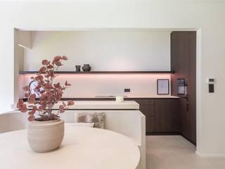 Exclusief wonen aan de groene vesten van Lier. Op een absolute toplocatie, vlak naast de prachtige stadsvesten, bevindt zich dit luxueus en volledig gerenoveerde gelijkvloerse appartement met ruim terras. Hier geniet u van een unieke combinatie van rust, groen en een uitstekende bereikbaarheid. De Grote Markt, winkelstraten, horeca, scholen en het station van Lier bevinden zich op wandelafstand, waardoor u alle voorzieningen binnen handbereik heeft. Dit instapklare appartement werd met oog voor kwaliteit en detail gerenoveerd en straalt een eigentijdse elegantie uit. Dankzij de grote raampartijen geniet de woning van een uitzonderlijke lichtinval en een aangenaam uitzicht op het groen van de vesten. De ruime leefruimte van circa 40 m² vormt het hart van het appartement en wordt gekenmerkt door hoge plafonds van 2,70 meter, een stijlvolle schouwmantel in Franse steen, sierlijke mouluren en rozetten die het geheel een verfijnde uitstraling geven. De open maatkeuken is volledig uitgerust met kwalitatieve toestellen, waaronder een combi-oven, grote koelkast, diepvriezer met drie laden, vaatwasser, inductiekookplaat en tal van opbergmogelijkheden. De moderne designbadkamer beschikt over een ruime inloopdouche met regendouche en een elegant dubbel lavabomeubel. Verder telt het appartement drie slaapkamers, waarvan één perfect kan worden ingericht als bureau of dressing. Alle slaapkamers bieden rechtstreeks toegang tot het terras, waar u in alle rust kunt genieten van de zon dankzij de aanwezige zonneluifel. Ook op technisch vlak scoort dit appartement uitstekend. Het appartement beschikt over een gunstig EPC-label B, een conforme elektrische installatie en is volledig asbestveilig. P&G-score:B. De stijlvolle LED-verlichting doorheen de woning, de centrale verwarming op aardgas en de aparte kelderberging verhogen het wooncomfort nog verder. Bovendien bestaat de mogelijkheid om een autostaanplaats aan te kopen. Bent u op zoek naar een energiezuinig, stijlvol en instapklaar appartement op een van de mooiste locaties van Lier? Dan biedt deze unieke eigendom aan de groene vesten alles wat u nodig heeft voor comfortabel en zorgeloos wonen. Voor info en bezichtiging: 0487/759.758