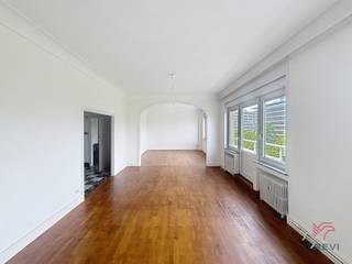 IXELLES, Ideaal gelegen aan de prestigieuze Louizalaan, vlak bij de wijk Châtelain, biedt dit ruime appartement van ±180 m², gelegen op de...