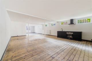 <p><span>Gerenoveerd atelier / polyvalante ruimte van ca 160 m² met loftallure, in het centrum van de stad, vlakbij winkels, scholen en openbaar vervoer.</span></p><p><span>Dit atelier is deel van een recent gerenoveerd akhuis en baadt in een industrieel/loftachtige sfeer met een hedendaags tintje.</span></p><p><span>Het gebouw is gekend en vergund als pakhuis, en wordt met basisakte opgeleverd in 4 vergunde ateliers/polyvalente ruimtes/...</span></p><p><span>Domiciliëring is echter niet toegelaten.</span></p><p><span> </span></p><p><span>Indeling:</span></p><p><span> </span></p><p><span>Gelijkvloers centrale gemeenschappelijke inkomhal met toegang tot de traphal.</span></p><p><span>Op de 2de verdieping vinden we dit atelier van ca 160 m². Het betreft quasi 1 grote open ruimte.</span></p><p><span>Er is wel een afgesloten badkamer (met douche, toilet en lavabomeubel) en een afgesloten berging (CV installatie en wasplaats).</span></p><p><span> </span></p><p><span>Bijzonderheden:</span></p><p><span> </span></p><p><span>Het gebouw werd in 2023 volledig gerenoveerd. Elektriciteit conform AREI, gunstig EPC attest (A), nieuwe keuken en badkamer, ...</span></p><p><span>Aparte meters voor water, gas en elektriciteit. P score : A en G score :  A.</span></p><p><span> </span></p><p><span>Ideaal voor creatieve geesten, schilders, kunstenaars, mensen die een plaats zoeken om tot rust te komen, een eigen schuilplekje in de stad.</span></p><p><span> </span></p><p><span>Wg, Vg, Gdv, Vkr, Gvv.</span></p><p><span> </span></p><p><span> </span></p>