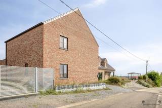 RUIME, INSTAPKLARE GEZINSWONING MET LANDELIJKE CHARME IN BUDINGENWelkom in Budingen, waar modern wooncomfort en landelijke rust elkaar ontmoeten.Deze...