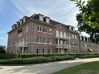 In de statige residentie Vekedries, idyllisch gelegen rond een groen en rustig parkplein in het centrum van Haacht, bevindt zich dit riante duplexappartement op de 2de en 3de verdieping. <br />De woning werd nieuw geschilderd en beschikt o.a. over twee riante slaapkamers, een afzonderlijke bureel-/utilityruimte en royale leefruimtes . Als bijkomende troef is er een ruime ondergrondse parkeerplaats inbegrepen.<br /><br />Rustig wonen met het centrum letterlijk binnen handbereik. Een unieke kans voor wie nét dat tikkeltje meer zoekt.<br /><br />🗝️ 𝗣𝗿𝗮𝗸𝘁𝗶𝘀𝗰𝗵𝗲 𝗵𝘂𝘂𝗿𝗶𝗻𝗳𝗼𝗿𝗺𝗮𝘁𝗶𝗲<br />Huurprijs: € 1 200 p.m. | Prov. Gem. kost.: € 75 p.m. <br />Hwb: 3 maanden | EPC-label B<br />HC.: woninghuur (1 jaar overgaand in 9 jaar) <br />Onmiddellijk beschikbaar | Geen huisdieren toegelaten (opgenomen in RIO)<br />Plaatsbeschrijving wordt gemaakt in onderling overleg met de verhuurder.<br /><br />✨ 𝗗𝗶𝘃𝗲𝗿𝘀𝗲𝗻:<br />Ruime ondergrondse autostaanplaats.<br />Aanwezige gordijnrails, raamdecoratie en verlichtingsarmaturen incl. <br />Lift in het gebouw | Centrale verwarming op gas met radiatoren<br />Individuele tellers E + G + W <br />Pvc draai- en kiepramen met dubbele beglazing.<br /><br />📞 Interesse? Contacteer ons snel voor een bezoek via mail mét vermelding telefoonnummer: info@dekrem.be.<br />Bekijk meer info op onze website: www.dekrem.be.