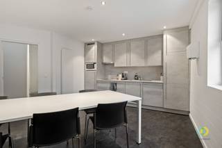 Gelegen in een rustige en toegankelijke omgeving vindt u dit veelzijdige kantoorgebouw, ideaal voor bedrijven die op zoek zijn naar een complete...