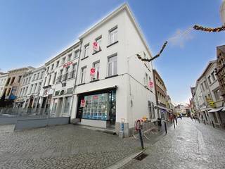 Au rez-de-chaussée se trouve un bâtiment commercial d'environ 60 m², actuellement louéDisposition : Rez-de-chaussée : local commercial 1er...