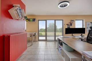 <p>Op zoek naar een rustig gelegen appartement met alle comfort binnen handbereik? Dit verzorgde appartement op de tweede verdieping van een kleinschalige mede-eigendom (zonder lift) biedt een ideale combinatie van ruimte, licht en een groene omgeving.</p><p>Via de inkomhal met apart gastentoilet en vestiaire komt u terecht in de aangename leefruimte. Aansluitend bevindt zich het zonnige terras met elektrische zonnetent, waar u in alle rust kunt genieten van een prachtig, open uitzicht op de landelijke omgeving. De open, volledig geïnstalleerde keuken zorgt voor een aangename verbinding tussen koken en wonen.</p><p>De nachthal geeft toegang tot twee volwaardige slaapkamers en een badkamer met ligbad en dubbele lavabo. Bovendien is het appartement uitgerust met airconditioning in meerdere ruimtes.</p><p>Daarnaast beschikt het appartement over een privatieve autostaanplaats voor één wagen.</p><p>Dit appartement maakt deel uit van een kleinschalige mede-eigendom zonder maandelijkse lasten. Hoewel de ruimte momenteel als bureau is ingericht, betreft het officieel een erkend appartement.</p><p>Dankzij de gunstige ligging bevinden openbaar vervoer (bus en metro), winkels en het centrum van Vlezenbeek zich op korte afstand, waardoor u geniet van een ideale combinatie van rust en bereikbaarheid.</p><p>Interesse? Plan uw bezoek eenvoudig via de website van Living Stone.</p>