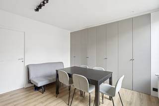 Zeer verzorgde woning met 5 slaapkamers en een zonnige stadstuin, rustig gelegen te Zeebrugge. Deze instapklare woning heeft een energielabel C, beschikt over een conforme elektrische installatie en is asbestveilig.<br /><br />Indeling:<br />Ruime inkomhal met vestiaire en gastentoilet, grote woonkamer die beschikt over een gezellige zit- en eethoek. Aansluitend bevindt zich de mooie, volledig uitgeruste keuken met rechtstreekse toegang tot de achterliggende stadstuin. Verder zijn op het gelijkvloers de nodige aansluitingen voorzien voor het plaatsen van een wasmachine en droogkast.<br /><br />De verzorgde buitenruimte is gunstig georiënteerd en geniet de hele dag door van aangenaam zonlicht.<br /><br />Op de eerste verdieping bevinden zich drie volwaardige slaapkamers en een badkamer uitgerust met een ligbad, lavabo en toilet. De tweede verdieping biedt nog eens twee volwaardige slaapkamers en een tweede badkamer voorzien van een douche, lavabo en toilet.<br /><br />Aangename locatie omringd door winkels, scholen en openbaar vervoer.<br />Een mooi aanbod in het dorp van Zeebrugge.<br /><br />Bezoeken of meer informatie?<br />Contacteer Maxim Slabbinck op tel. 0494/52.59.73