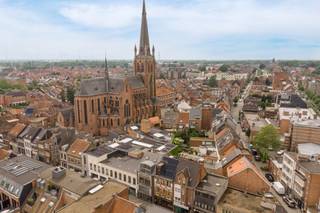 <p><strong>Een unieke stadsresidentie met Parijse allure in hartje Turnhout</strong></p>
<p><strong>Sommige woningen koop je om in te wonen. Andere woningen koop je omdat ze een verhaal, een uitstraling en een toekomst hebben. Dit uitzonderlijke herenhuis behoort tot die laatste categorie.</strong></p>
<p>In het hart van Turnhout, op een absolute topligging nabij winkels, gastronomie, openbaar vervoer en belangrijke verbindingswegen, bevindt zich deze <strong>indrukwekkende herenwoning uit de jaren ’30</strong>.</p>
<p>Een bijzonder pand waarin <strong>authentieke grandeur, Parijse elegantie en hedendaags comfort</strong> op harmonieuze wijze samenkomen.</p>
<p>De woning werd in 2008 grondig gerenoveerd, met respect voor haar oorspronkelijke karakter. De hoge plafonds, stijlvolle inkomhal, karaktervolle details en monumentale trap creëren vanaf de eerste kennismaking een gevoel van ruimte en klasse.</p>
<p><strong>Een residentie met een uitzonderlijk potentieel</strong></p>
<p>Achter de elegante gevel ontvouwt zich een verrassend veelzijdige woning, verdeeld over meerdere niveaus.</p>
<p>Het gelijkvloers biedt momenteel een stijlvolle ruimte met professionele inox keuken. Dankzij de flexibele indeling leent deze verdieping zich uitstekend voor een <strong>exclusieve praktijk, winkel-tearoom met stockage-ruimte, kantoor, atelier, handelsactiviteit of royale leefkeuken</strong>.</p>
<p>Achteraan bevindt zich het private hart van de woning: een sfeervolle leefruimte met gashaard en airconditioning, die naadloos aansluit op het terras. Een intieme plek waar binnen en buiten mooi in elkaar overvloeien.</p>
<p>De verschillende verdiepingen bieden vervolgens een waaier aan mogelijkheden. Een comfortabele slaapkamer met dressing en badkamer, meerdere royale slaapkamers met eigen badkamer, een aparte leefruimte met potentieel voor een zelfstandige studio of appartement en een <strong>wellnessruimte met infraroodsauna</strong> maken van deze woning een bijzonder veelzijdige residentie.<br />Momenteel uitgebaat als winkel-tearoom en Bed and Breakfast maakt het ook voor investeerders mogelijk om een nieuwe uitbater de kans te bieden.<br />Onderverdelen <u>zonder structurele verbouwingen</u> in meerdere woonunits is een andere mogelijkheid.</p>
<p><strong>Buitenleven met uitzicht</strong></p>
<p>Verspreid over de woning bevinden zich verschillende buitenruimtes.</p>
<p>Het zonnige dakterras op de eerste verdieping is zonder twijfel één van de blikvangers. Van hieruit geniet je van een <strong>uniek zicht op de Heilig-Hartkerk en de skyline van Turnhout</strong>.</p>
<p><strong>Een woning voor wie iets bijzonders zoekt</strong></p>
<p>Dankzij haar indeling en uitstraling is deze eigendom geschikt voor uiteenlopende levensstijlen.</p>
<p><strong>Een royale gezinswoning? Een combinatie van wonen en werken? Een stijlvolle B&B? Een praktijk met privéwoonst? Een meer-generatiewoning? Of een exclusieve stadsresidentie met extra verhuur- of investeringsmogelijkheden?</strong></p>
<p>Wat deze woning echter écht bijzonder maakt, is de combinatie van <strong>karakter, volume, ligging, buitenruimte en flexibiliteit</strong>. Alles wat je verwacht van een herenhuis met uitstraling, aangevuld met hedendaags comfort en een uitstekende energieprestatie.</p>
<p><strong>Een zeldzame kans</strong></p>
<p><strong>EPC A</strong> onderstreept bovendien dat deze karaktervolle woning niet alleen stijlvol, maar ook energetisch bijzonder interessant is.</p>
<p>Een pand met een ziel, een geschiedenis en een veelbelovende toekomst.</p>
<p><strong>Voor de liefhebber die geen standaardwoning zoekt, maar een unieke residentie met karakter en mogelijkheden.</strong></p>
<p><strong>Een herenhuis om verliefd op te worden.<br />Een investering in levenskwaliteit.<br />Een eigendom die generaties lang een verhaal kan blijven vertellen.</strong></p>
<p><strong>Welkom thuis in één van de meest bijzondere stadswoningen van Turnhout.</strong></p>