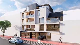 Ontdek Residentie HOX, een exclusief nieuwbouwproject aan de Brugsesteenweg, op een steenworp van het bruisende centrum van Roeselare. Dit residentiële woonproject combineert tijdloze architectuur met een groene omgeving, ontworpen door de gerenommeerde GC-Architecten en gerealiseerd door Arnou Projectontwikkeling.<br /><br />Riante appartementen met leefterrassen<br />De residentie telt 8 hoogwaardige appartementen, waarvan er reeds 2 verkocht zijn. Elk appartement straalt klasse en comfort uit, met riante leefruimtes en grote terrassen waar u in alle rust kunt genieten van een groene omgeving.<br />De leefterrassen zijn zowel voor als achteraan voorzien. <br /><br />Exclusieve afwerking en duurzame materialen<br />Bij Residentie HOX geniet u van een kwalitatieve afwerking, afgestemd op uw wensen en hedendaags comfort. Dit project is de perfecte keuze voor wie zoekt naar duurzaam en modern wonen, zonder in te boeten op stijl.<br /><br />Praktisch en bereikbaar<br />Op het gelijkvloers vindt u een reeds verkochte handelsruimte, en er is mogelijkheid tot aankoop van een overdekte parkeerplaats – ideaal voor wie waarde hecht aan gemak en bereikbaarheid.<br /><br />Grijp deze kans om te wonen in een uniek project waar architectuur, comfort en natuur samenkomen. Neem vandaag nog contact op voor meer informatie en ontdek uw nieuwe thuis in Residentie HOX.<br /><br />Wacht niet te lang – uw droomappartement wacht op u!