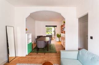 <p><span>INSTAPKLAAR APPARTEMENT IN OUD-BERCHEM</span></p><p><span> </span></p><p><span>De ligging is bijzonder aantrekkelijk dankzij de nabijheid van tal van voorzieningen. Op wandelafstand vind je winkels, supermarkten en gezellige horecazaken, terwijl ook bekende buurten zoals Zurenborg en de Driekoningenstraat vlakbij liggen. Daarnaast zijn er verschillende parken en groene zones in de omgeving, wat zorgt voor een aangename woonkwaliteit. </span></p><p><span>Het betreft hier een instapklaar appartement op de eerste verdieping van een kleinschalig gebouw.</span></p><p><span>Op zoek naar een gezellig en lichtrijk appartement dat meteen bewoonbaar is? Dit charmante appartement biedt alles wat u nodig heeft voor comfortabel wonen.</span></p><p><span>Bij het binnenkomen komt u in de inkomhal, die toegang geeft tot de kleinste slaapkamer. De aangename leefruimte geniet van veel natuurlijke lichtinval en vormt het hart van het appartement. Achteraan bevindt zich de ruime hoofdslaapkamer, wat zorgt voor extra rust en privacy.</span></p><p><span>De volledig geïnstalleerde keuken is praktisch ingericht en sluit aan op de badkamer, die voorzien is van een moderne inloopdouche en een apart toilet. </span></p><p><span>Verder beschikt het appartement over een gunstig EPC wat bijdraagt aan een energiezuinige woonervaring, een blanco elektrische keuring en blanco asbest-attest. Ook is er nog een handige kelderberging voor extra opslagruimte.</span></p><p><span>Kortom, een ideale woonst voor starters, koppels of als investering!</span></p><p><span> </span></p><p><span>Het appartement is momenteel verhuurd aan een stabiele huurder. </span></p><p><span> </span></p><p><span>Neem contact met ons op</span><span> voor een bezichtiging en laat ons u verwelkomen.</span></p><p><span> </span></p>