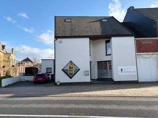 Deze veelzijdige kantoor- of praktijkruimte bevindt zich op een uitstekende en strategische locatie, vlakbij belangrijke verbindingswegen zoals de E40 richting Gent en Brussel. Dankzij de hoge visibiliteit geniet uw zaak hier van maximale zichtbaarheid.<br />De ruimte kan volledig naar eigen wens en noden ingericht worden, wat ze geschikt maakt voor diverse professionele activiteiten.<br /><br />EXTRA TROEF: de publieke laadpaal beschikbaar op de parking en 17 zonnepanelen<br /><br />Indeling: inkomhal, ruime open werkruimte, aparte keuken en toilet.<br /><br />Er is bovendien de mogelijkheid om de bovenverdieping bij te huren, wat extra uitbreidingspotentieel biedt.<br /><br />Adres: Stationsstraat 68 - 9450 Haaltert<br />Onmiddellijk beschikbaar<br />Huurprijs: €825/maand<br />EPC: EPC B