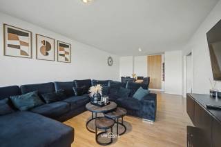 Dit knap gerenoveerde appartement in het Koningin Fabiolapark biedt een comfortabele en lichtrijke woonomgeving met een bewoonbare oppervlakte van...