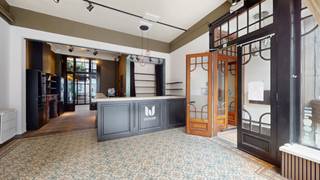 Commercieel gelijkvloers in het historische stadscentrum.<br /><br />Deze ruimte bevindt zich op een zeer centrale ligging op loopafstand van de bruisende Grote Markt, Groenplaats en Meir. De mooie, grote en open ruimtes met hoge plafonds en grote vitrine met veel passage, maken dit een unieke locatie voor commerciële activiteiten.<br /><br />De flexibele indeling biedt mogelijkheden voor horeca, winkel of detailhandel, kantoren of vergaderzalen. <br /><br />Parkeergelegenheid bevindt zich op loopafstand, terwijl de locatie ook gemakkelijk bereikbaar is per fiets of met het openbaar vervoer.