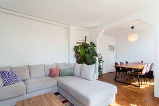<p><span>Op de hoek van de Camille Huysmanslaan, in het hart van de trendy Tentoonstellingswijk, bevindt zich dit charmante appartement van ca 64 m². Uiterst gunstig gelegen nabij de Ring, Singel en het openbaar vervoer. Vlakbij "Antwerp Expo", de Wilrijksepleinen en op wandelafstand van Park Den Brandt.</span></p>
<p><span>De kleurrijke tegeltjes in de hal trekken meteen de aandacht bij het betreden van het appartement. De lichtrijke, tweedelige leefruimte is afgewerkt met een authentieke mozaïekparket. De volledig geïnstalleerde keuken is uitgerust met een koelkast, microgolfoven, oven, gaskookplaat en vaatwasser. Aansluitend bevindt zich een rustig terras waar u in alle privacy kunt genieten.</span></p>
<p><span>De ruime slaapkamer van ca 14 m² sluit aan op de badkamer, die is voorzien van een ligbad, lavabo en toilet.</span></p>
<p><span>Tot slot beschikt het appartement over een praktische berging met aansluitingen voor een wasmachine en droogkast. <br /><br />Een instapklaar en sfeervol appartement op een toplocatie, ideaal voor wie comfortabel wil wonen met alle voorzieningen binnen handbereik.</span></p>