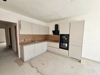 <strong>Degelijk afgewerkt gelijkvloers nieuwbouw appartement met terras en tuin.</strong><br /><br />Dit nieuwbouw appartement op het gelijkvloers is gelegen in Opgrimbie, dichtbij het centrum van Maasmechelen en vlakbij de scholen, lokale winkels en de autostrades richting Nl. en Brussel/A’pen.<br /><br />Dit comfortabel appartement omvat een inkomhal, een leefruimte met open keuken, 2 slaapkamers, een badkamer met een douche en wastafel, een apart toilet en een berging met aansluiting voor een wasmachine. De leefruimte geeft toegang tot het terras en de aangrenzende tuin.<br /><br />Aan de achterzijde van het gebouw een ruime, afgesloten privé garage.<br /><br />Vloerverwarming via warmtepomp. Het appartement beschikt ook over zonnepanelen.<br /><br />De gemeenschappelijke lasten bedragen € 50 per maand.<br /><br />Dit appartement is beschikbaar vanaf 1 juli 2026. Eerste bewoning !<br />Het appartement zal voor intrek nog worden afgewerkt. <br /><br />Bij interesse kan u best uw telefoonnummer nalaten zodat wij u kunnen contacteren.<br />Alle kandidaat-huurders worden opgebeld in volgorde zoals de aanvragen binnenkomen.<br />Bedankt voor uw geduld.