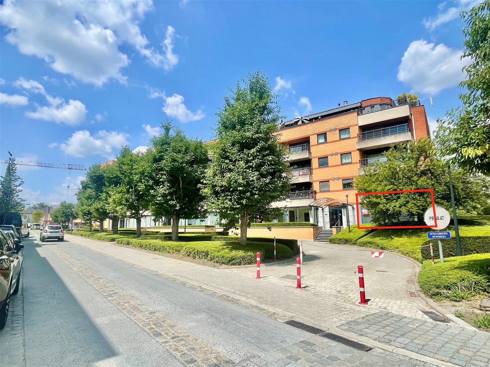 Ruim gelijkvloers handelspand met berging, vrij bij akte! - foto 2