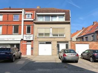 Ruime bel-étage woning (ca. 225 m² bewoonbaar) met een grote garage en een zonnig terras, rustig gelegen in het dorp van Zeebrugge. De woning vraagt om een vernieuwing maar beschikt over een zeer mooi potentieel. Dankzij de stevige structuur (gewelven in beton) en het energielabel C kunt u rekenen op een goede basis zodat u op eigen tempo de woning kan opfrissen. Geen renovatieplicht van toepassing en de elektriciteit is volledig conform!<br /><br />De locatie in het dorp van Zeebrugge is zeker een pluspunt voor gezinnen met kinderen. <br />Zo hebt u in de directe nabijheid een kinderdagverblijf, een basisschool, het openbaar vervoer, etc. …<br /><br />Op het gelijkvloers beschikt u over een grote inpandige garage met achterliggend nog een praktische opslag of bureau-ruimte. Ideaal voor kleine zelfstandigen, hobbyisten of wie nood heeft aan extra bergruimte. <br /><br />Op de eerste verdieping bevindt zich de ruime en vooral brede leefruimte van bijna 7 meter. Aansluitend een grote keuken die aansluit op een mooi terras waar u in alle rust kunt vertoeven. Apart toilet op de hall. <br />Op de tweede verdieping zijn er op vandaag 2 enorme slaapkamers en een badkamer met extra toilet. Dankzij de ruime zolderverdieping zijn er tal van uitbreidingsmogelijkheden om extra slaapgelegenheid te creëren.<br /><br />Een woning om absoluut te ontdekken.<br />Laat deze kans niet voorbijgaan en contacteer ons voor een vrijblijvend bezoek op het nummer 050/89.27.70.