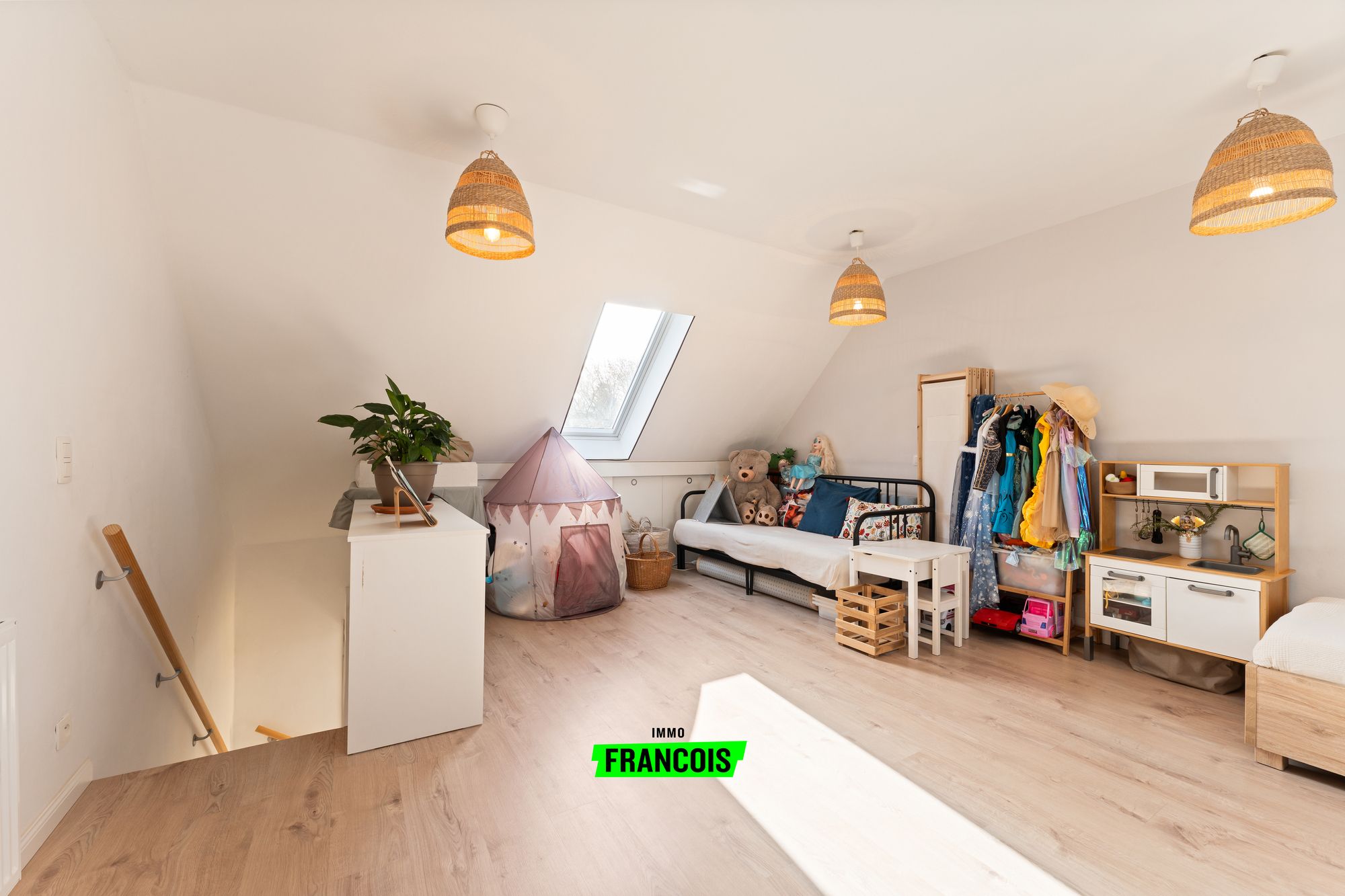 Charmante instapklare woning met volledig afgewerkte zolderverdieping nabij centrum Waarschoot - foto 2