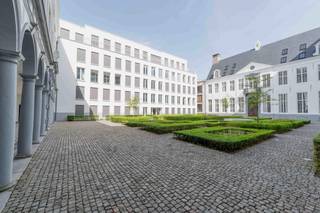 <p>Dit appartement in De Dams beschikt over twee ruime slaapkamers, een lichtrijke leefruimte met open keuken en een badkamer met douche. Daarnaast is er in de inkomhal een apart gastentoilet voorzien.</p>
<p>Over de volledige lengte van de leefruimte strekt zich een zonnig inpandig terras uit, bereikbaar via grote schuiframen die zorgen voor een naadloze verbinding tussen binnen en buiten. Ook de slaapkamers genieten dankzij hun grote raampartijen van veel natuurlijk licht.</p>
<p>Vanuit het appartement kijk je uit op de groene, rustige binnenplaats van de Dams-site, gebouwd in 18de eeuw. Hier woon je in een oase van rust, terwijl je je toch midden in het bruisende centrum van Antwerpen bevindt.</p>
<p><span>Hoe 'rustig' het binnen is, des te bruisend is het als je het complex buiten stapt, richting Zuid en de Kaaien, nieuwe stationsbuurt, Theaterplein of shopping-boulevard Meir.<br /><br />Parkeergarage aan te kopen voor 35.000,00 euro.<br /></span></p>