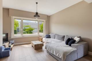 Op een uiterst landelijke ligging, in de rustige straat Voort in Geel vinden we deze unieke gerenoveerde woning in een prachtige groene omgeving terug. Ondanks deze rustige ligging genieten we toch van een vlotte verbinding met de omliggende gemeenten en verschillende faciliteiten.<br /><br />Indeling:<br />We betreden de woning via de inkomhal. Vervolgens bereiken we de volledig uitgeruste open keuken die naadloos overgaat naar de lichtrijke eet- en leefruimte. De keuken biedt tevens de toegang tot een voorraadkelder. Achterliggend bevindt zich de ruime berging/technische ruimte voorzien van de nodige aansluitingen voor wasmachine en droogkast. Verder brengt de gelijkvloerse verdieping nog een ruime slaapkamer en een badkamer uitgerust met een inloopdouche, een ligbad, een toilet en een dubbele wastafel.<br /><br />De eerste verdieping biedt 2 ruime slaapkamers, een dressing en een apart toilet. De zolderverdieping is te bereiken via een zolderluik.<br /><br />Vanuit de keuken bereiken we een zuid georiënteerde tuin. Dankzij de omliggende weilanden en het aanwezige groen is het hier heerlijk vertoeven en geniet men van een uiterst groene en landelijke omgeving met een prachtig vergezicht<br /><br />Extra:<br />- Gunstig EPC-label: B<br />- Rolluiken aanwezig<br />- Rustige omgeving<br /><br />Voor meer info of een bezoek contacteer ons via info@vastengoed.be of via 014/72 73 74.<br /><br />Wenst u een gratis schatting van uw eigendom? Contacteer ons vrijblijvend voor een afspraak.