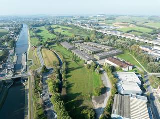 New construction project De Stokerij, a sustainable business zone with a strategic location, will be built on the Senne Valley in Halle. The project consists of 41 flexible shell units, divided into 6 multi-business buildings.<br /><br />The units can be combined in a modular way; 2 units also have a bright office space on the mezzanine. The hull finish guarantees 100% waterproof and windproof delivery; you decide the interior entirely by yourself.<br /><br />Sustainability is key: the project is completely gas-free, with the possibility to install solar panels, reuse rainwater and green buffer zones with wadis and 79 newly planted trees.<br /><br />The accessibility is excellent: close to Brussels, the E19 and the E429, and with quick access to the Brussels-Charleroi Canal. There is plenty of parking space for cars and bicycles, and a separate waiting area for trucks. <br /><br />Specifications:<br />- Clear height: approx. 6.5 m<br />- Sectional gate + window and door entirely per unit<br />- Fire class C, steel structure, sandwich panels<br />- Steel deck roof with skylight & smoke and heat extraction<br />- Utility lines to every unit, polyconcrete floor<br />- 95 parking spaces, min. 2 private ones per unit<br />- 3 covered bicycle sheds (33 places)<br />- Truck waiting area<br /><br />Are you interested in these new SME units for sale in project De Stokerij in Halle? Please contact us at 09 245 35 35 or business.gent@dewaele.com.