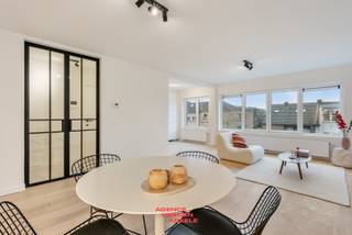 Dit appartement bevindt zich in een fantastische gerenoveerde kleinschalige residentie nabij de Damse Vaart en is samengesteld als volgt : via de inkomhall komt u binnen in een smaakvol ingerichte living met een overvloed van lichtinval. De vloer is bekleed met een rustiek meerlagen parket en is reeds volledig instapklaar geschilderd. De open keuken is voorzien van alle nieuwe toestellen zoals inductie kookplaat, koelkast met vriesvak, telescopische dampkap, zwarte gootsteen met bijhorende kraan, vaatwas en voldoende kastruimte. De ceramische vloertegel is strak en gebruiksvriendelijk. Daarnaast zijn alle buitenmuren geïsoleerd en bieden hierdoor een maximum van comfort. De hal heeft toegang tot een afzonderlijk wc met lavabo, een technische ruimte met een nieuwe condenserende ketel Bulex op aardgas, 2 slaapkamers en een badkamer. De twee slaapkamers zijn voldoende groot voor een dubbel bed en de rechter kamer is voorzien van een ruim zonneterras. De badkamer is uitgerust met een fantastische inloopdouche en dubbel lavabomeubel in eiken fineer. <br />Troeven :<br />* fantastisch gerenoveerd <br />* Geen lift <br />* Zeer lage algemene onkosten<br />* CV nieuw op aardgas<br />* Geïsoleerde buitengevel<br />* zonneterras <br />* mogelijkheid tot aankoop van een garagebox<br />* EPC : 88 kWh ( m2 / jaar ) A LABEL<br /><br />Voor info : bel 050/333976 - 0476/270379 ( buiten kantooruren )