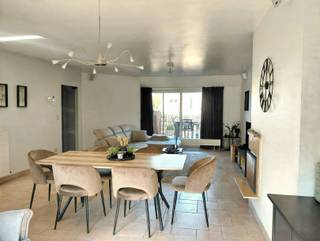 <p>Demandez une visite via info@optimusvastgoed.be !<br />À LOUER : Appartement mansardé avec 2 chambres et 2 terrasses à Heusden-Zolder !<br />Cet appartement spacieux bénéficie d'un emplacement idéal et central. Situé au deuxième étage, il comprend 2 chambres, dont une avec dressing. L'appartement dispose d'un vaste salon avec cuisine ouverte et coin petit-déjeuner, d'un grand débarras et de terrasses à l'avant et à l'arrière. Il dispose également d’un débarras en sous-sol et d’un garage fermé à clé situé à l’arrière de l’immeuble.<br />Situation :<br />L’appartement se trouve à proximité du centre commercial de Heusden. Vous pouvez utiliser les transports en commun à proximité immédiate de l’appartement. <br />Agencement : <br />- Appartement : <br />Hall d’entrée, toilettes invités, salon, cuisine entièrement équipée, débarras, deux chambres, dressing, salle de bains avec baignoire et douche. Terrasse à l'avant et à l'arrière.<br />- Cave et garage.<br />Atouts : <br />- Deux terrasses !<br />- Emplacement idéal !<br />- Cave et garage !<br />- Accessible par ascenseur ! <br />PEP C avec numéro de certificat 20250916-0003685141-RES-1.<br />Charges communes : 120 € avec décompte annuel.<br />DISPONIBLE à partir du 15/01/2027.</p>