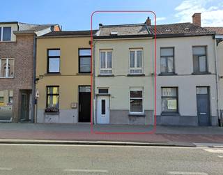 Deze te renoveren woning is gelegen nabij de Nete. Zowel winkels, scholen als openbaar vervoer zijn goed bereikbaar.<br />Het huis heeft een mooie tuin met achteraan zicht op groen.<br /><br /><strong>INDELING:</strong><br /><span>Gelijkvloers</span><br />We betreden de woning via de inkomhal en komen zo in de ruime en lichtrijke leefruimte.<br />Doorlopend betreden we de eetkamer met aansluitend de keuken. Verder is er een douchekamer en een apart toilet.<br /><br />Achter de keuken is er nog een grote ruimte die dienst kan doen als bureel.<br />Aanpalend vind je een ruime berging met de aansluitingen voor wasmachine en droogkast.<br /><br />Deze plaats geeft uit op de verzorgde tuin met tuinhuis en biedt zicht op een groene omgeving.<br /><br /><span>1 ste verdieping</span><br />Op deze verdieping bevinden zich de 2 slaapkamers. Deze hebben een oppervlakte van 14 en 10 m².<br /><br /><span>Zolder</span><br />De vaste trap leid je naar de bovenste verdieping. Hier bevinden zich nog eens 2 ruimtes waarvan er 1 dienst doet als slaapkamer en de andere als berging.<br /><br /><strong><br />BIJZONDERHEDEN</strong><br />Grote publieke parkeerplaats voor de deur aan de overzijde van de straat.<br />Renovatieverplichting residentiële gebouwen van toepassing. Meer info: Renovatieverplichting voor residentiële gebouwen | Vlaanderen.be