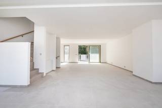Deze nieuwe woning van 270 m² ligt in een rustige woonwijk en valt op door zijn royale volumes, zijn lichtinval en zijn ideale indeling voor...