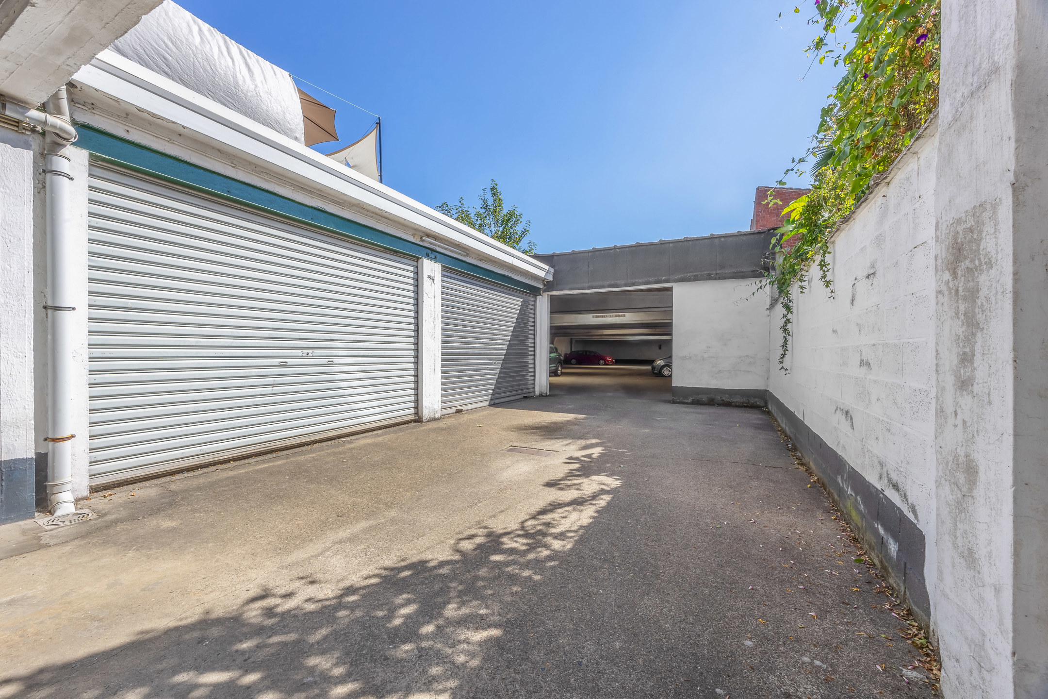 goed gelegen opbrengsteigendom : afgesloten magazijn of autostaanplaatsen (480m²) - foto 4