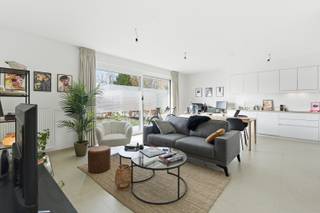 Te koop: modern appartement in Roeselare, op een centrale locatie nabij het centrum en de Rijksweg. Dit gelijkvloers appartement, gebouwd in 2021,...