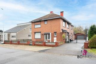 De woning is uitstekend gelegen, op slechts enkele minuten van winkels, eetgelegenheden, openbaar vervoer, basisscholen en autosnelwegen.In de...