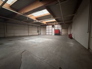 Deze ruime loods van 1.725 m² in Anzegem is de ideale keuze voor bedrijven die op zoek zijn naar een grote, flexibel inzetbare bedrijfsruimte op...