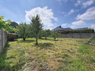 <p><strong><span>Exclusieve Bouwgrond voor OB met panoramisch groen uitzicht!</span></strong><br /><br />Achter een volledig afgesloten omheining schuilt <strong>een verrassend ruim perceel bouwgrond</strong> <strong>voor open bebouwing</strong>, waarvan de ware schoonheid vanop de straat nauwelijks zichtbaar is.</p>
<p>Het perceel is vandaag volledig omheind met betonnen platen, wat zorgt voor <strong>maximale privacy en een rustig karakter</strong>. Het voorste gedeelte wordt gekenmerkt door diverse fruitbomen die het terrein <strong>een charmante, landelijke uitstraling</strong> geven. Achteraan bevindt zich <strong>een prachtig aangelegde tuin</strong> die momenteel zorgvuldig wordt onderhouden door de eigenaars. Hierdoor geniet het perceel vandaag reeds van een verzorgde en groene omgeving.</p>
<p>De <strong>absolute troef </strong>van deze bouwgrond is zonder twijfel <strong>het fenomenale uitzicht op de achterliggende groene omgeving</strong>. Vanuit uw toekomstige woning kijkt u uit over <strong>een uitgestrekte groenzone en een prachtig lager gelegen groen dal,</strong> wat een <strong>uitzonderlijk gevoel van ruimte</strong>, <strong>rust en natuurbeleving</strong> creëert. Een uitzicht dat zelden nog te vinden is.</p>
<p>Het perceel biedt <strong>ruime bouwmogelijkheden voor een open bebouwing</strong>. Er geldt <strong>een bouwdiepte van 15 meter</strong> <strong>op het gelijkvloers</strong> <strong>en 12 meter op de verdieping</strong>, <strong>met een bouwbreedte van 10,28 meter</strong>. Dit resulteert in <strong>een bebouwbare oppervlakte van ongeveer 156 m²</strong>. Dankzij de gunstige<strong> zuidwestoriëntatie</strong> geniet u bovendien de hele dag van een optimale lichtinval en een zonnige tuin.</p>
<p>Een unieke kans voor wie droomt van <strong>een moderne, lichtrijke gezinswoning op een rustige locatie</strong>, omringd door groen en toch met een vlotte bereikbaarheid.</p>
<p><strong>Interesse?</strong> Contacteer uw vastgoedkantoor voor meer informatie of een bezoek via <strong>0476/07 69 93</strong> of <strong>info@kurtimmo.be</strong>. Laat u verrassen door deze verborgen parel en ontdek ter plaatse de unieke sfeer en het uitzonderlijke uitzicht dat deze bouwgrond te bieden heeft.</p>