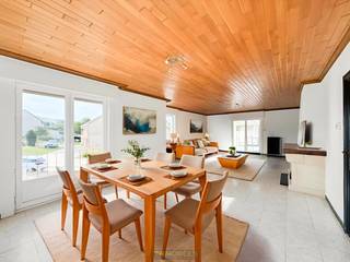 LANDELIJK GELEGEN GEZINSWONING met LOODS van 234 m², gelegen op een ROYAAL PERCEEL van 1.289 m². Dankzij de RUSTIGE LIGGING geniet u hier van privacy, ruimte en groen. Mits de nodige MODERNISERINGEN kan deze eigendom uitgroeien tot de IDEALE GEZINSWONING. Op het gelijkvloers betreedt u de inkomhal die toegang biedt tot de gezellige leefruimte met eetplaats en lichtrijke veranda. De keuken is functioneel ingericht en via een trap verbonden met de kelder, die doorgang biedt naar het magazijn. Verder beschikt het gelijkvloers over een 1ste slaapkamer en een vernieuwde badkamer. De 1ste verdieping omvat 3 volwaardige slaapkamers, een praktische berging en toegang tot de zolder. De aanpalende loods is ingedeeld met een ruime werkruimte, een aparte bureauruimte en 2 toiletten. Buitenshuis geniet u van een noordoostgerichte tuin met prachtig uitzicht over de omliggende natuur, een perfecte plek om in alle rust te ontspannen.<br /><br />Adres: Ronsesestraat 268 - 9660 Brakel<br /><br />EPC: 511 kWh/m², G-score en P-score A, Renovatieverplichting van toepassing