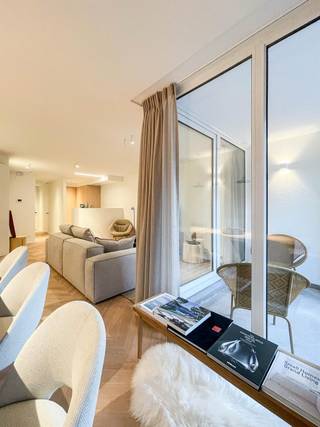 <p>Appartement entièrement rénové avec deux chambres spacieuses, COMPLETEMENT meublé, idéalement situé dans une petite résidence.</p>
<p>Composition : un hall d'entrée avec vestiaire, une cuisine semi-ouverte équipée d'appareils Miele, un salon et une salle à manger avec parquet (point de Hongrie). À l'arrière, deux chambres spacieuses, chacune avec des armoires encastrées et une salle de douche privative. Il y a également des toilettes séparées.</p>
<p>La résidence dispose d'une cave privée et d'un local à vélos.</p>
<p>L'appartement est magnifiquement fini avec des matériaux de haute qualité !</p>