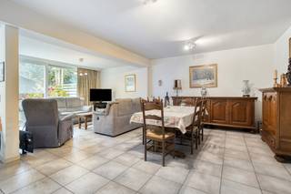 Cet appartement au rez-de-chaussée prêt à emménager, situé dans la Wagnerstraat à AssebroekDisposition : - Hall d'entrée - Espace de vie avec...