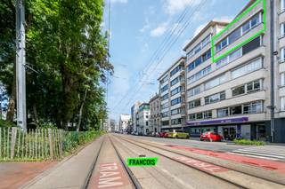 Gelegen aan de Hendrik Serruyslaan, treffen we dit magnifieke appartement aan. Het pand werd smaakvol ingericht door architecten De Bruycker-De...