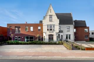 App. 79.0.01: Ontdek dit energiezuinige nieuwbouwappartement van 77 m² met 1 slaapkamer in woonbuurt Stationstraat te Moorslede. Het appartement combineert een doordachte indeling met veel natuurlijk licht en beschikt over een ruim terras van 6 m².<br /><br />Je geniet er van hedendaags wooncomfort in een kleinschalige residentie met karakter, waar de historische zandstenen gevel harmonieus samengaat met moderne architectuur. Bovendien beschikt elk appartement over een private autostaanplaats en is er een fietsenstalling voorzien.<br /><br />Dankzij de centrale ligging woon je op wandelafstand van winkels, horeca en andere dagelijkse voorzieningen, terwijl de groene omgeving tal van wandel- en fietsmogelijkheden biedt.<br /><br />Meer info via www.matexi.be/moorslede of bel naar 051 28 03 69.