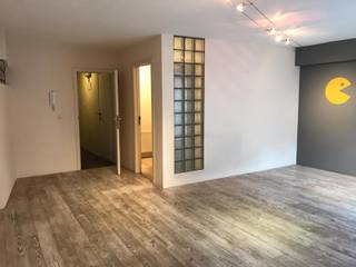 Charmant appartement 1 chambre dans la rue la plus agréable de Louvain. L'appartement de 95 m² est situé au premier étage à l'arrière et dispose d'un grand débarras avec raccordement pour machine à laver et douche et lavabo supplémentaires, d'un espace de vie agréable avec cuisine ouverte, coin bureau, terrasse, toilettes séparées, chambre spacieuse avec au-dessus une grande salle de bains avec baignoire d'angle et double lavabo, et d'un débarras supplémentaire. L'appartement est équipé d'un agréable parquet. Idéal pour une personne seule ou un couple. Disponible immediatement. Loyer 945 € + 120 € de provision pour les charges communes, l'eau privée et le chauffage. L'électricité est individuelle.