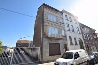 <strong>PLAN NU ONLINE UW BEZOEKAFSPRAAK VIA DE WEBSITE VAN IMMOBOSS</strong><br /><br />Aangename studio op gunstige locatie in Sint-Amandsberg, met ruime parkeermogelijkheid in de straat. De studio (mét airco) bestaat uit woonkamer met mezanine (slaapgedeelte bovenaan met trap), geriefelijke keuken (incl. koelkast, oven en wasmachine), badkamer met douche. De studio bevindt zich op de 3de verdieping. Er is geen lift in het gebouw.<br />Deze studio is beschikbaar vanaf 15/01/2027 en is deels bemeubeld met bureau, kleerkast, ladekast en stoelen.<br /><br />Huurprijs: € 675/maand + gemeenschappelijke lasten: €15/maand onderhoudskosten incl. kuisen. EGW is afzonderlijk (verwarming op gas).<br />EPC: 489 kWh/m². <br /><br />(DOMICILIE VERPLICHT wegens huurcontract hoofdverblijfplaats)<br /><br /><strong>PLAN NU ONLINE UW BEZOEKAFSPRAAK VIA DE WEBSITE VAN IMMOBOSS</strong><br /> 