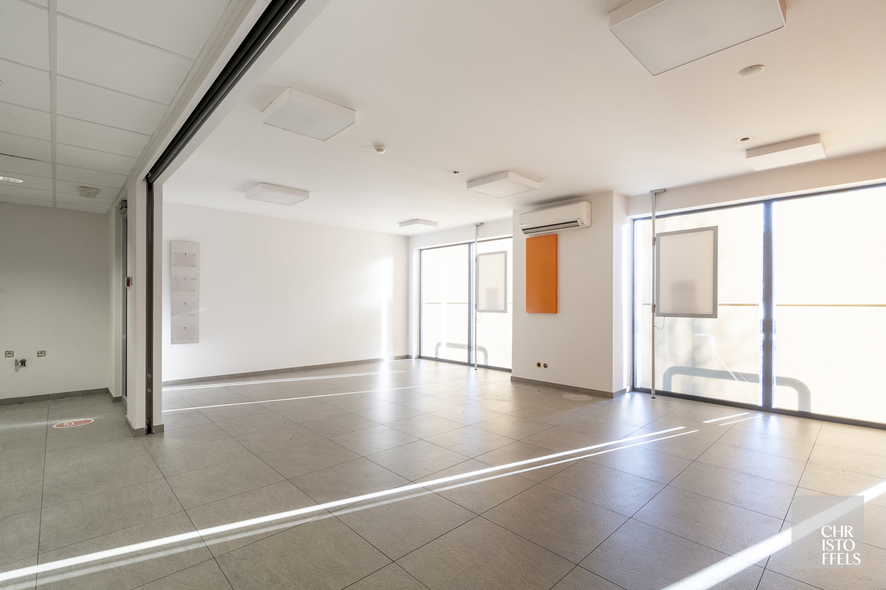 TE HUUR - Commerciële ruimte (271m²) mét parkeergelegenheid op een strategische locatie in Lanaken! - foto 4