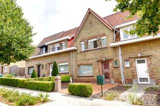 STEVIGE GEZINSWONING NABIJ HET CENTRUM VAN BELLEGEM Weg van de straat komt deze woning aardig opzetten, met heel veel woonpotentieel en heel veel...