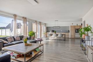 immo DAVID stelt voor: ruime en energiezuinige woningOntdek deze recente, lichtrijke tweegevelwoning met een zuidwestgerichte tuin, perfect gelegen...