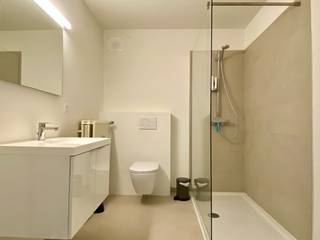 Een modern appartement gelegen nabij invalswegen en centrum op toch wel een rustige ligging staat te huur. Het betreft een fris en modern gerenoveerd appartement met alle gevraagde voorzieningen.<br /><br />Ruime leefruimte voorzien van authentieke haard. Aansluitend is er een terras voorzien. Verder is er een volledig geïnstalleerde keuken met ruime berging.<br /><br />Twee ruime slaapkamers zijn voorzien van voldoende stopcontacten, ruimte voor kleerkast/bureau. De badkamer bevat een inloopdouche, hangtoilet en wasmeubel.<br /><br />Tot slot is er nog een ondergrondse autostaanplaats, alsook een gemeenschappelijke fietsenberging.<br /><br />+ 50 euro voorschot syndickosten<br /><br /><br />PLUSPUNTEN:<br />inclusief autostaanplaats<br />terras<br />gevoel voor ruimte
