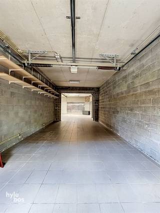 Aan de stadsrand gelegen magazijn/werkplaats. Magazijn (70m²) met doorrit-stockageruimte (34m²) met hoge elektrische inrijpoort. 1 toilet...