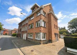 Deze ruime halfopen woning combineert comfortabel wonen met de mogelijkheid om een vrij beroep uit te oefenen. Het pand is gelegen in één van...