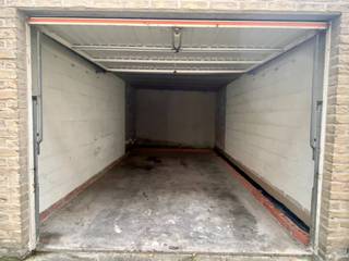 garagebox 16, gelegen achteraan het appartementsgebouw