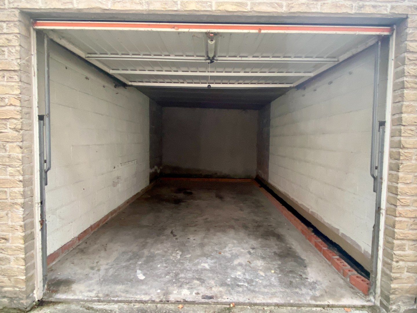 garagebox 16, gelegen achteraan het appartementsgebouw - foto 3