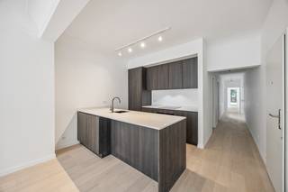 Dit gelijkvloerse appartement aan de Lange Lozanastraat, vlakbij de levendige Markgravewijk, wordt in 2025 volledig gerenoveerd en combineert een uitzonderlijke ruimtelijkheid met een uitstekende, centrale ligging. Met een oppervlakte van ongeveer ±140m² (Oost-georiënteerd) biedt dit appartement een lichte en ruime leefruimte met open keuken, twee grote slaapkamers en een extra kamer die zich perfect leent als bureau of logeerkamer.<br />De woning beschikt over twee moderne badkamers, waarvan één met een inloopdouche en dubbele wastafels en een tweede met een ligbad, wat extra comfort garandeert. Achteraan vind je een privétuin van maar liefst ±60m², een waardevolle buitenruimte om tot rust te komen of gezellig samen te zijn met familie en vrienden.<br />Het appartement maakt deel uit van een verzorgd gebouw met lift, kelderberging en een fietsenstalling. Dankzij de centrale ligging ben je op wandel- en fietsafstand van winkels, scholen, openbaar vervoer en het bruisende stadscentrum van Antwerpen. De volledige renovatie, inclusief een nieuw geïsoleerd dak, zorgt ervoor dat je straks comfortabel, modern en energiezuinig woont. Dit is de ideale woning voor wie rust en ruimte wil combineren met de voordelen van het stadsleven.<br /> <br />Geïnteresseerd in dit appartement? Neem gerust contact op via 0483/577.279 of mail naar zaka@wellimmo.net voor meer informatie of een bezoek ter plaatse.<br /> 